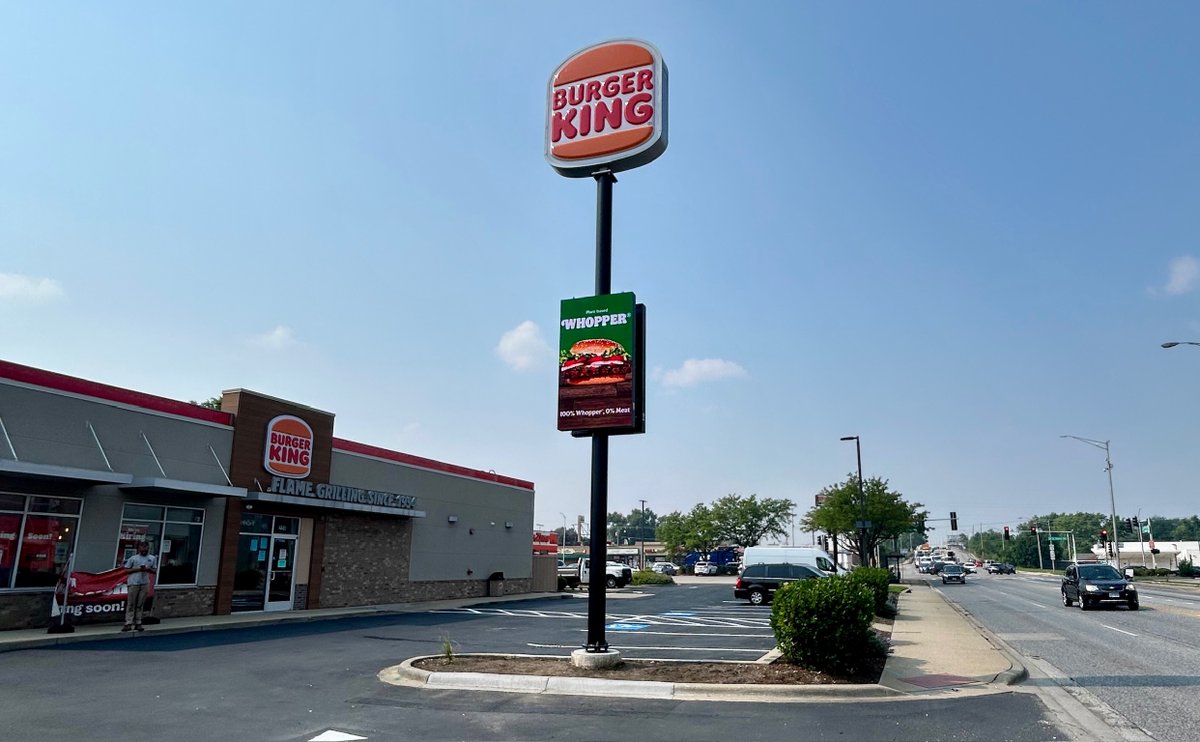 DSignageTweets's tweet image. LED reader boards turn street traffic into incremental QSR revenue. Dynamic daypart messaging plus mouth-watering imagery drives visits and spend. #DSignage #InnovateToGrow #ReaderBoards