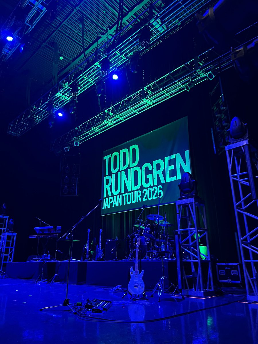 トッドの声の出かたが半端なく、謎のダンスも可愛らしい。コーラスとれるメンバーばかりだから、アコースティックセットの五声コーラスが珠玉の響き。フルートが今年の春の訪れを知らせてくれた。100分とコンパクトながら密度の濃い素晴らしいショー。