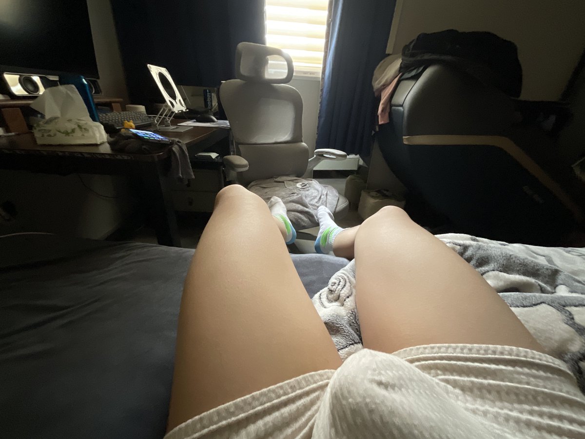 tudnna's tweet photo. 搞不明白为什么肚子就是一直疼，忧郁的牛至
我是做0还是做1呢🫪🫪#体育生top #嫩白 #06年 https://t.co/SgakpUbiOO