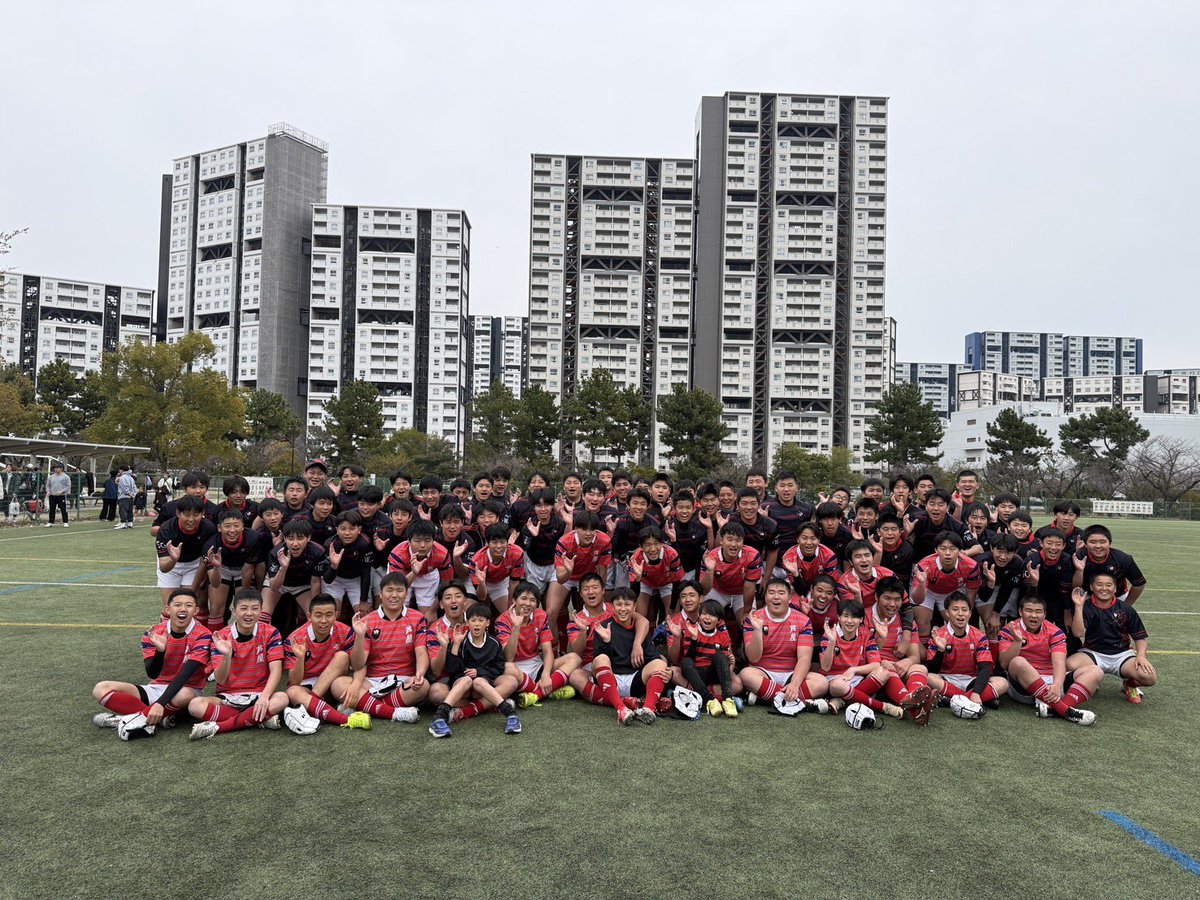 2026年３月22日、芦屋中央公園でフライアップが行われました。
小学校6年生はヒーローズカップ優勝、中学校３年生は太陽生命カップ準優勝と、芦屋ラグビースクールの歴史に残る２つのチームに、在校生・保護者の皆さんから惜しみない祝福が寄せられました。