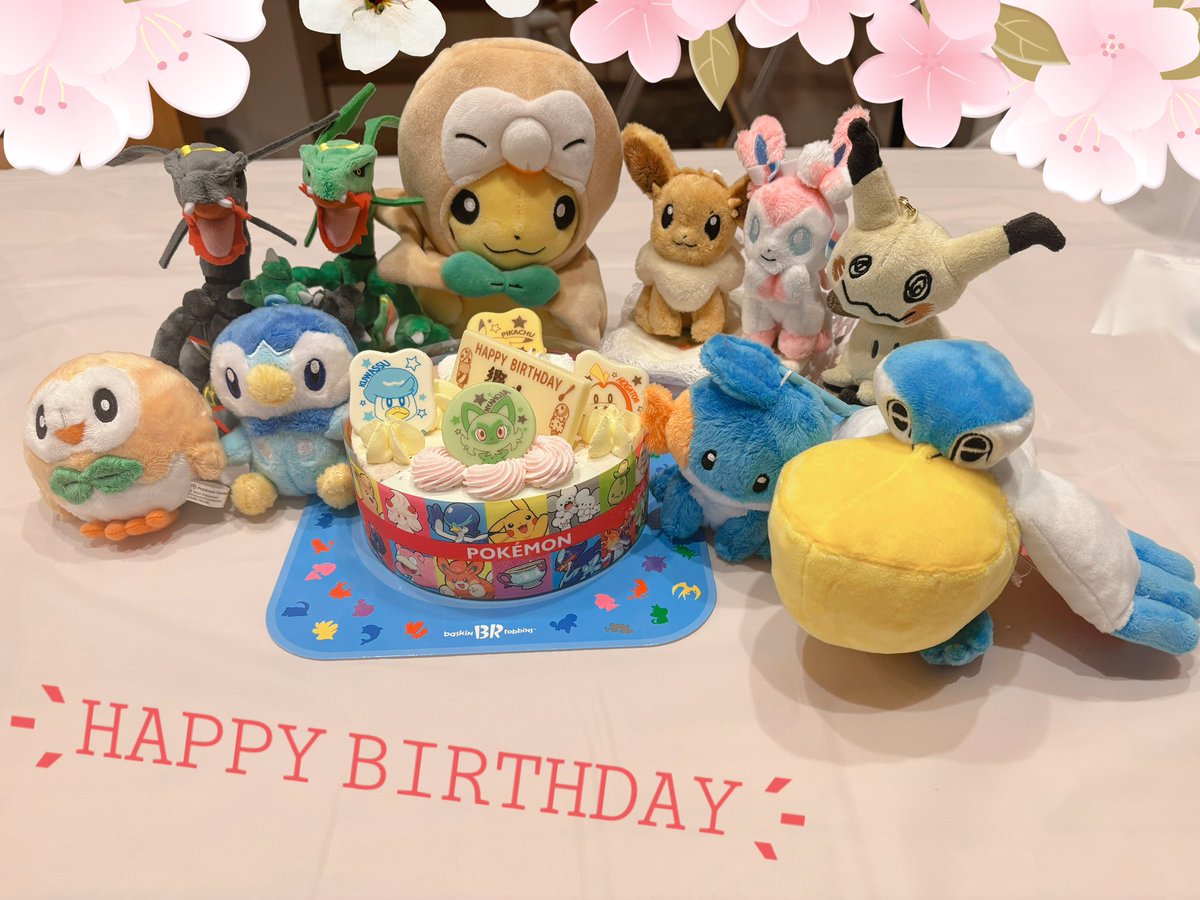 息子くんの誕生日17日だったけど、旅行前でバタバタだったから今日にした。
リクエストのサーティワン🍨
小さい頃からポケモン好きな息子ももう大学生か…新たなる冒険に出発だ！
娘、息子、私のそれぞれのポケモン達とお祝い🎂全部は並べられない💦