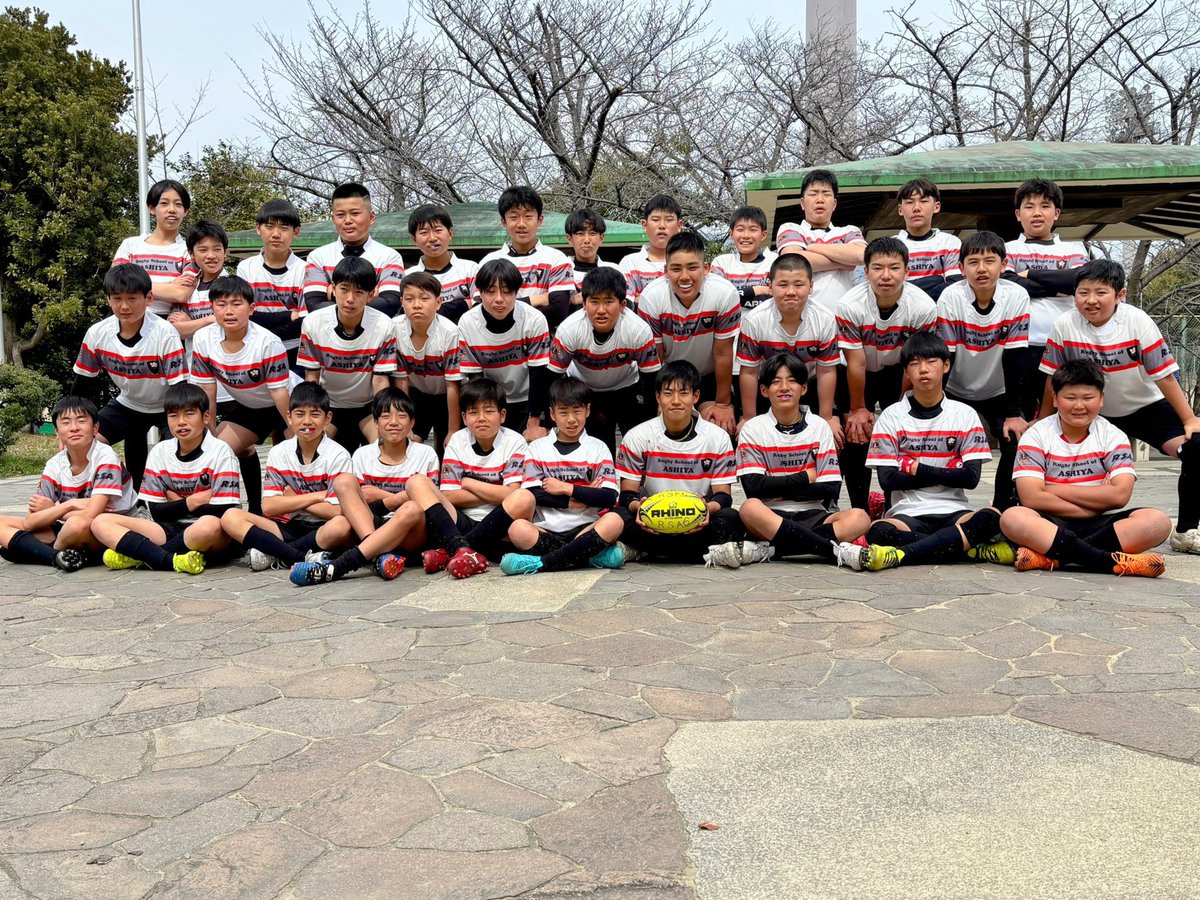 2026年３月22日、芦屋中央公園でフライアップが行われました。
小学校6年生はヒーローズカップ優勝、中学校３年生は太陽生命カップ準優勝と、芦屋ラグビースクールの歴史に残る２つのチームに、在校生・保護者の皆さんから惜しみない祝福が寄せられました。