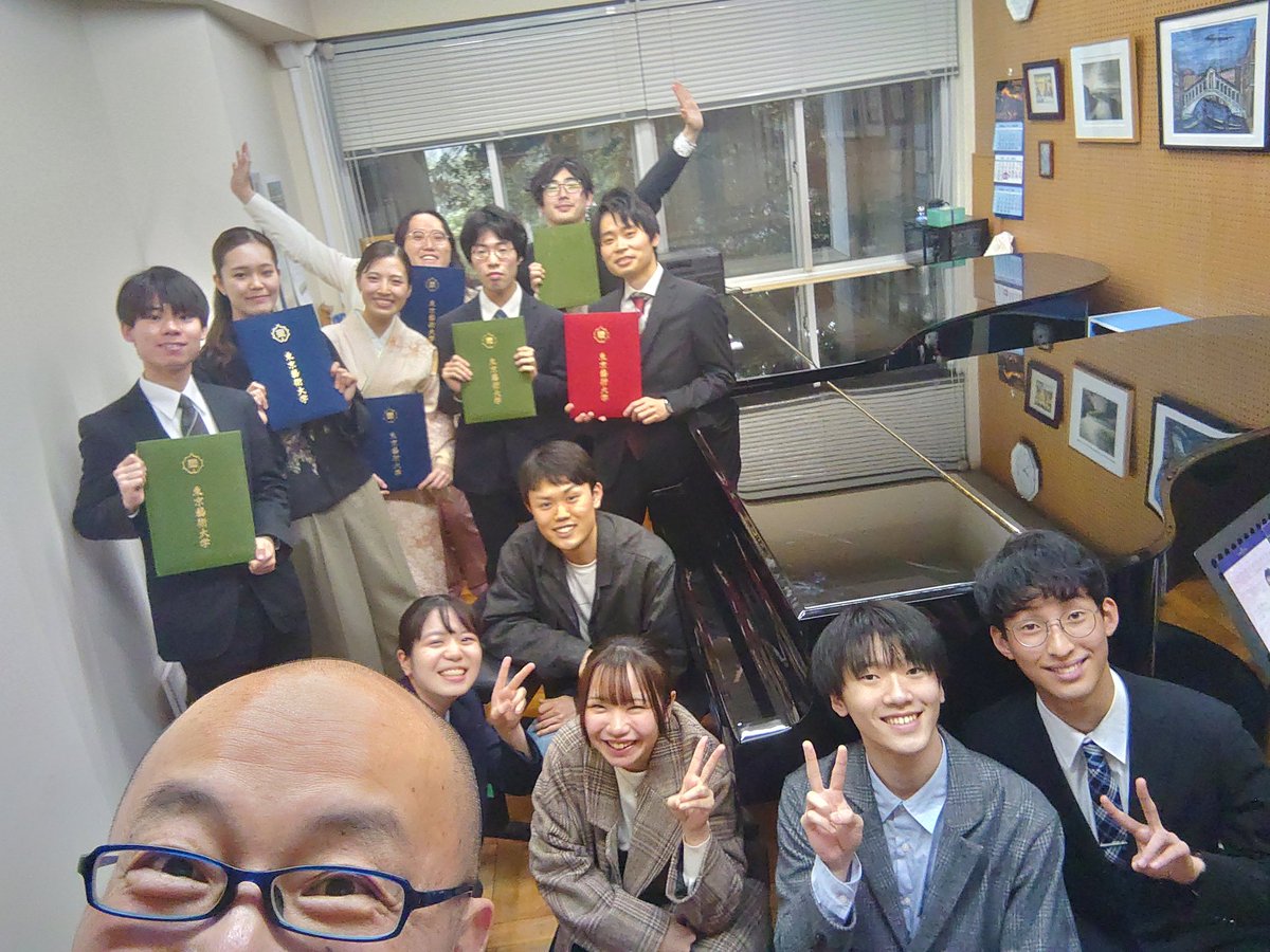 hiroshi_arimori's tweet photo. もう卒業する人もしない人も皆おめでとう！笑 https://t.co/32BJGbWiZt