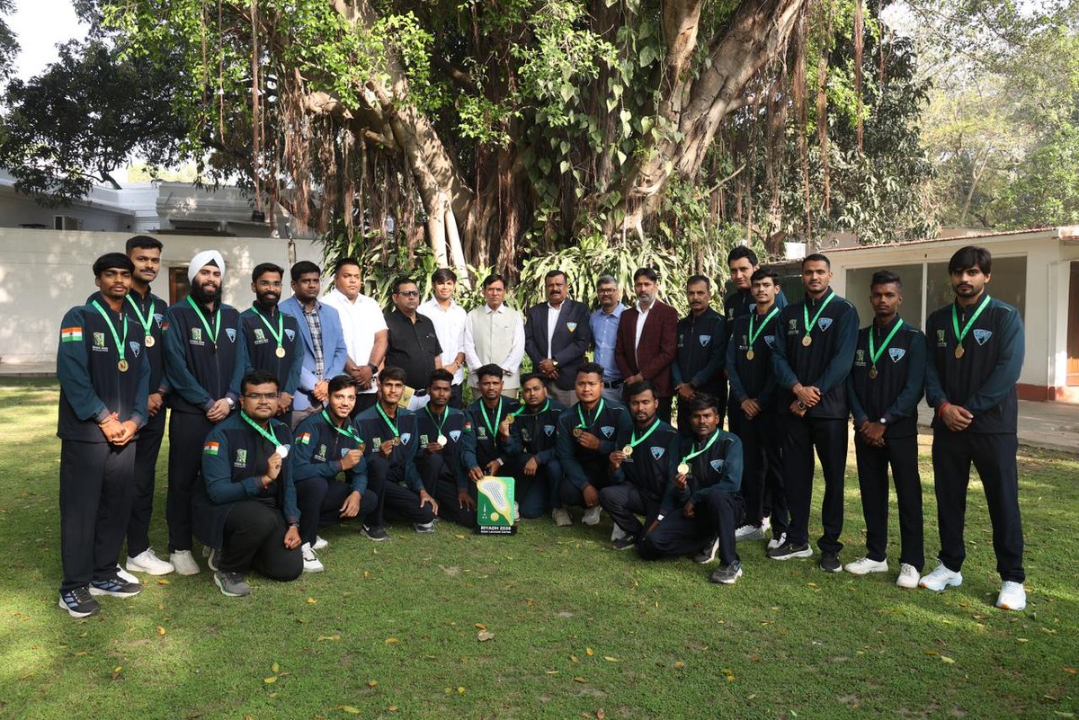 DDNewsGujarati's tweet photo. 🔸રમતગમત મંત્રી ડૉ. મનસુખ માંડવિયાએ લેક્રોસ ટીમ���ને LA 2028 ઓલિમ્પિક ક્વોલિફિકેશન માટે લક્ષ્ય રાખવાનો આગ્રહ કર્યો

@mansukhmandviya 
#MansukhMandaviya #LacrosseIndia #LA2028 #Olympics2028 #IndianSports #RoadToOlympics https://t.co/Hs00h10teq