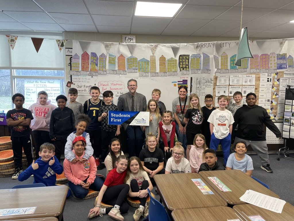 ElmsRoad's tweet photo. Special visitor in Mrs. Close's third grade classroom!

Mr. Wheaton from the Department of Education stopped in to read to Mrs. Close's class! https://t.co/Ku3J5xAF9D