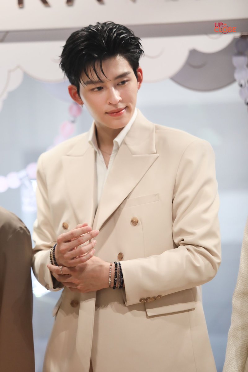 The Up-close tweet media