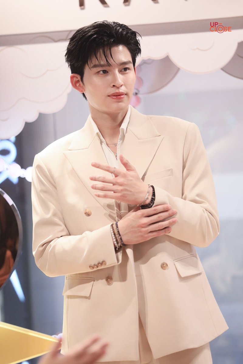 The Up-close tweet media