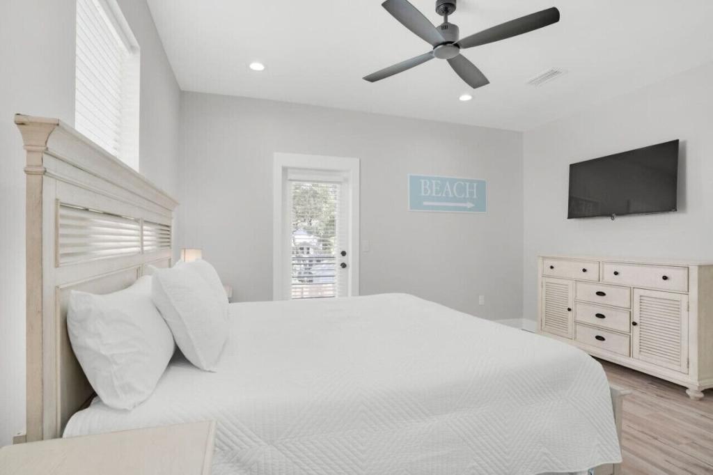 rentbyhost's tweet image. 🌊🏡 Top Gun: Pet Friendly, Golf Cart Included! 🐾⛳
Escape to paradise in Destin, Florida! 8 bedrooms, 12 bathrooms, beachfront bliss with a private pool &amp;amp; hot tub. 🌴☀️

Book now! ➡️ briflink.com/odwh

#DestinVacation #PetFriendly #PrivatePool #BeachView #RentByHost