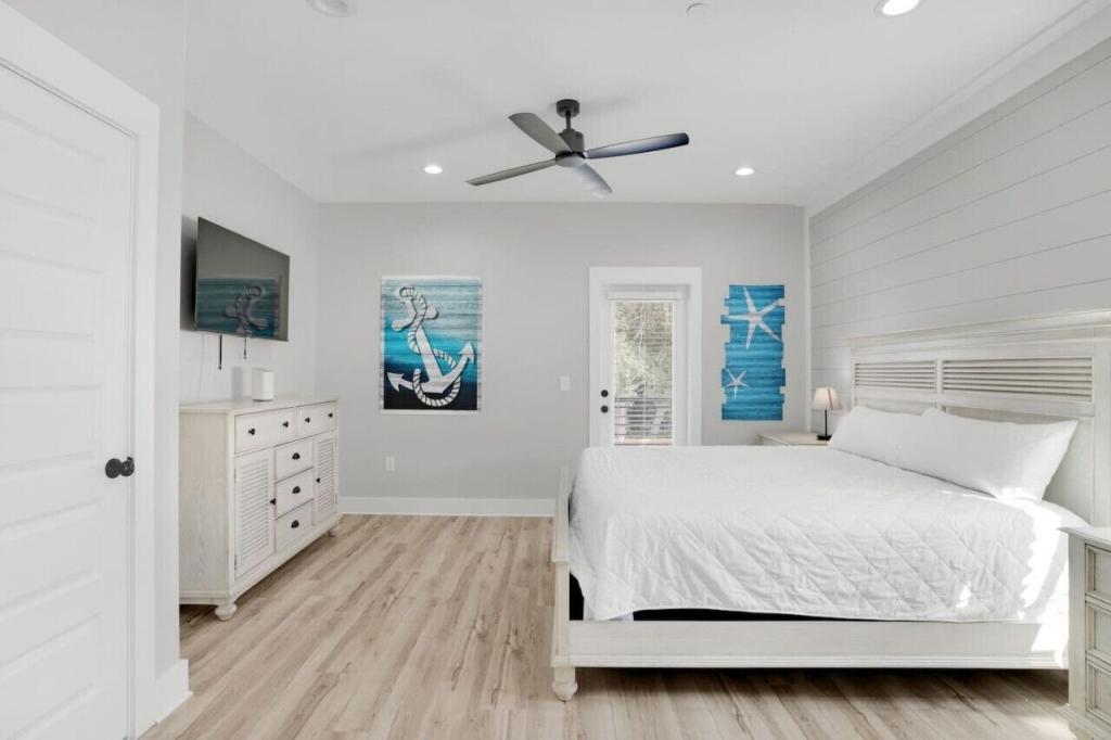 rentbyhost's tweet image. 🌊🏡 Top Gun: Pet Friendly, Golf Cart Included! 🐾⛳
Escape to paradise in Destin, Florida! 8 bedrooms, 12 bathrooms, beachfront bliss with a private pool &amp;amp; hot tub. 🌴☀️

Book now! ➡️ briflink.com/odwh

#DestinVacation #PetFriendly #PrivatePool #BeachView #RentByHost