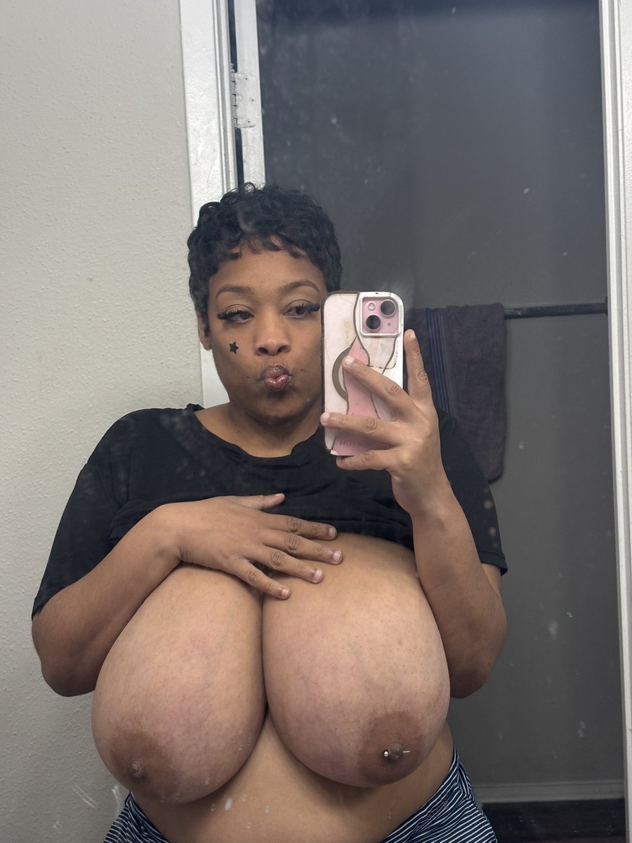 Huge Tits Appreciation tweet media