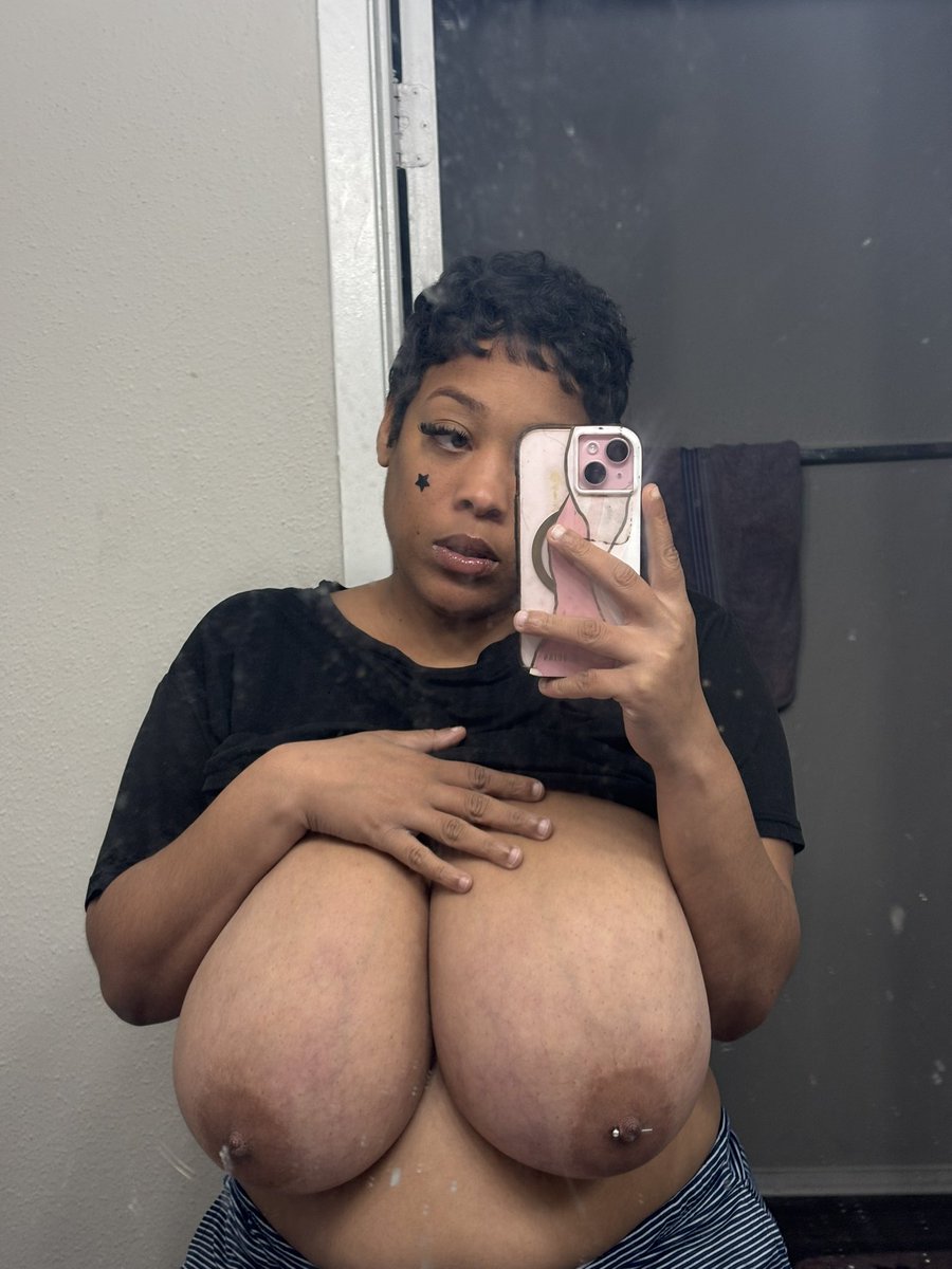 Huge Tits Appreciation tweet media