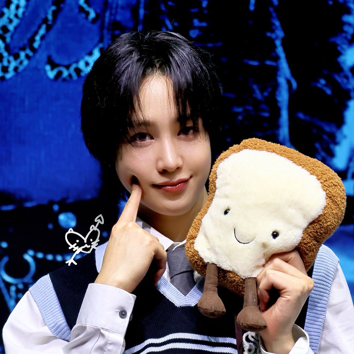 mina (헌터‘s gf) is delulu 🌸 saw ateez tweet media