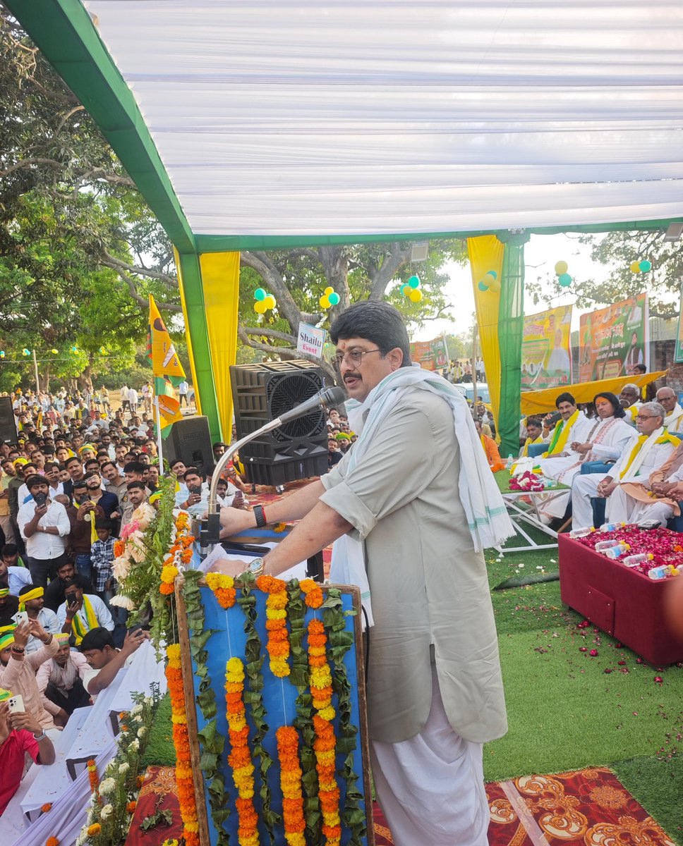 कुंडा की पावन धरती पर विकास की नई गाथा लिखते हुए श्रीमंत सरकार जी रघुराज प्रताप सिंह ने करोड़ों रुपये की लागत से बनने वाली 9.75 किलोमीटर लंबी महत्वपूर्ण सड़क परियोजना का विधिवत शिलान्यास किया। वैदिक मंत्रोच्चारण और पूजन-अर्चन के बीच शुरू हुई इस योजना ने पूरे क्षेत्र में उत्साह और