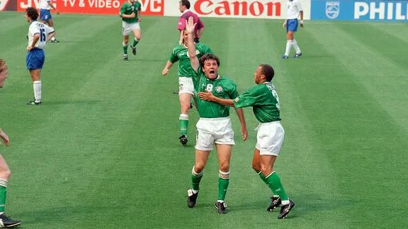WORLD CUP 1994
Republic Of Ireland 🇮🇪1  v ITALY 🇮🇹0
Playing in the opening match of Group E at the Giants Stadium in East Rutherford, New Jersey, Ireland defeated a star-studded Italian side that included Roberto Baggio and Paolo Maldini.
RAY HOUGHTON (11th minute) scored with a