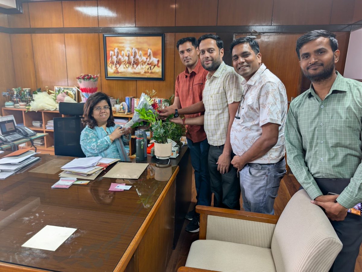 आज <a href="/President_PEAR/">Power Engineers Association Of Rajasthan</a> की तरफ़ से हमारी आदरणीया ऊर्जा सचिव जी <a href="/artizzzz/">Arti Dogra</a> को नए दायित्व की हार्दिक बधाई एवं शुभकामनाएं दी गई।
 हाल ही में उनसे सौजन्य भेंट कर DR (सीधी भर्ती) एवं पदोन्नति जैसे विषयों पर सकारात्मक आश्वासन दिया है कि इन मुद्दों पर उचित एवं जल्द कार्यवाही की जाएगी।
जय पीयर