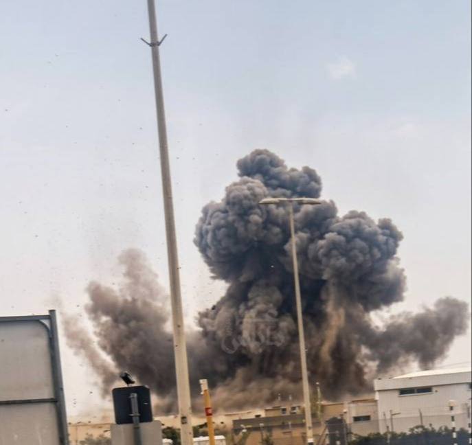 Suriyakmaps's tweet image. Israel’s air defense system continues to be worn down. 🇮🇷🇱🇧 🇮🇱
This morning, a new wave of missiles and drones was launched by Hezbollah, crossing the occupied Golan Heights and the Sea of Galilee unopposed, striking urban areas and Israeli bases used for the invasion of southern