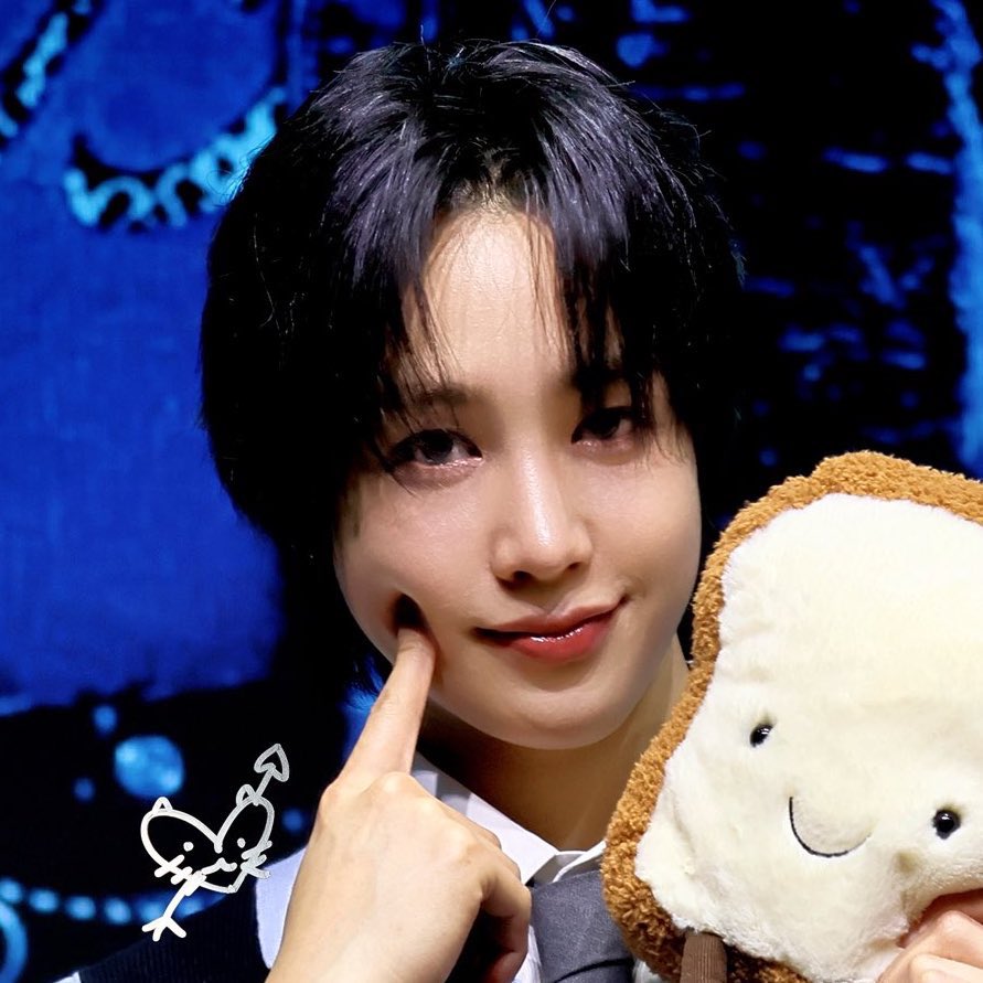 mina (헌터‘s gf) is delulu 🌸 saw ateez tweet media