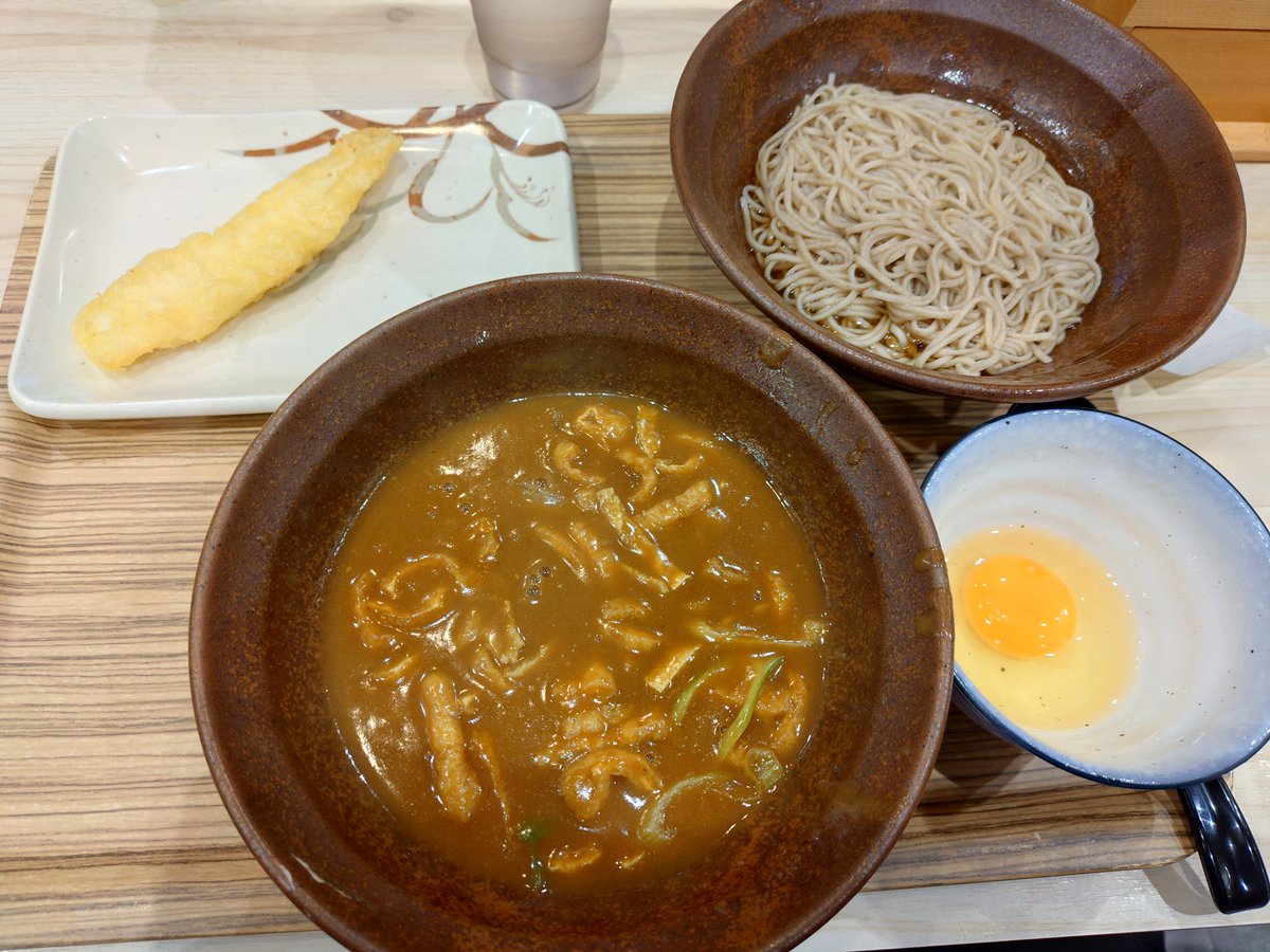 GooOosakajin's tweet photo. 大阪、阪急塚口駅改札内、大阪梅田行ホームにある、蕎麦屋のサンジ
阪急の駅そば、若菜そばの蕎麦業態店
サンジのカレーつけ麺と生卵、いか天、ちょいご飯を
しっかりしたカレー出汁に蕎麦をつけて食べるスタイル
蕎麦をしっかり絡めて食べると美味しいね(*´∀｀*)
ちょいご飯を入れたらカレー雑炊に https://t.co/zLrlFm7wOk