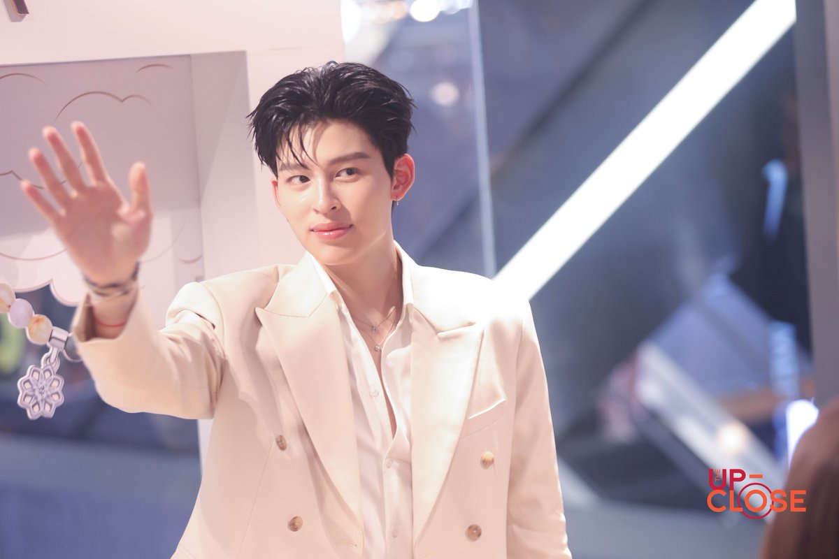 The Up-close tweet media