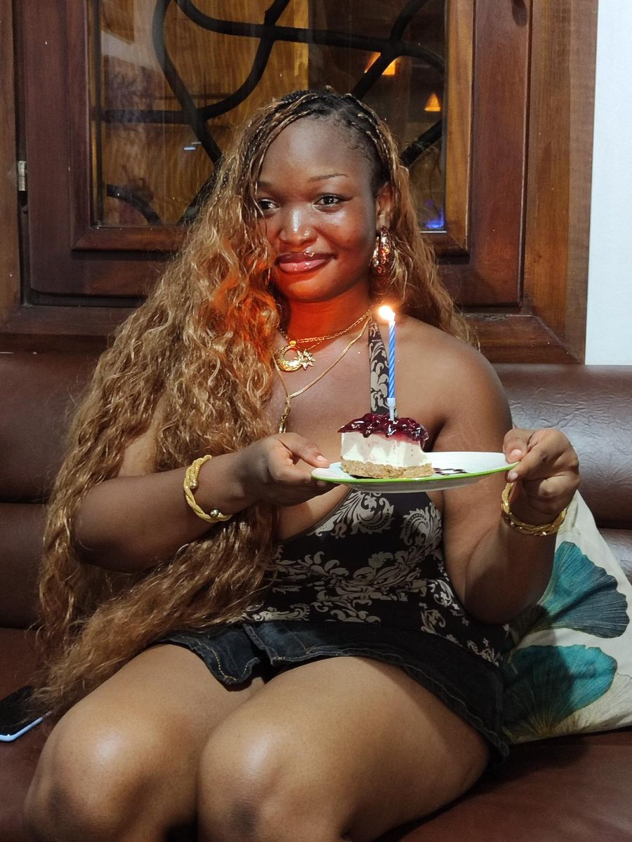 serwaa☆ tweet media