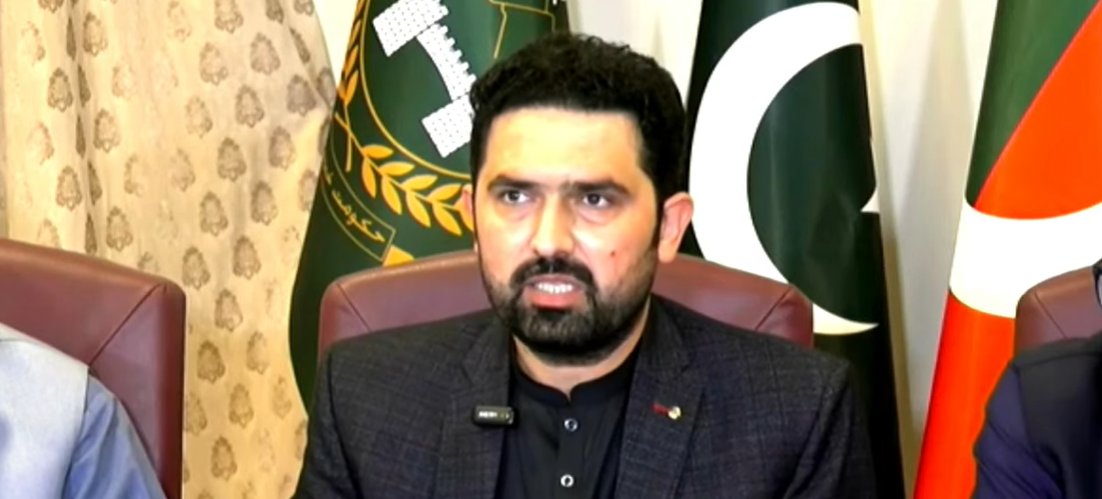 MeFaheem's tweet photo. آج کی پریس کانفرنس ہر طرح سے ایک بہترین پریس کانفرنس تھی
تمام اعدادوشمار بتائے گئے
وفاق جو زیادتی قبائل کیساتھ کررہا ہے وہ گنوائے گئے
صوبے کے مسائل اجاگر کئے گئے
وفاق اور صوبے کے مابین خلیج کی وجوہات بتائے گئے
صوبائی مسائل پر گفتگو کیلئے وفاق وقت نہیں دے رہا یہ بھی بتایا گیا
یہ پریس کانفرنس ہر طرح سے ایک صوبے کے چیف ایگزیکٹو کی تھی