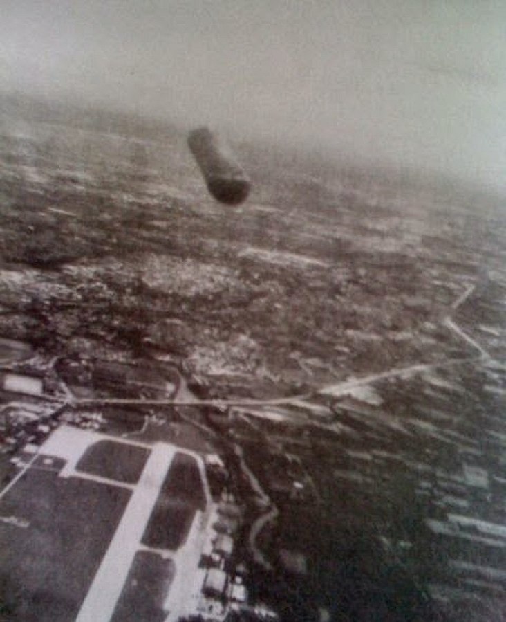 maniaUFO's tweet photo. UFO photographed by Italian pilot Giancarlo Cecconi, 1979🧐🤔 https://t.co/wbK1R30hKs