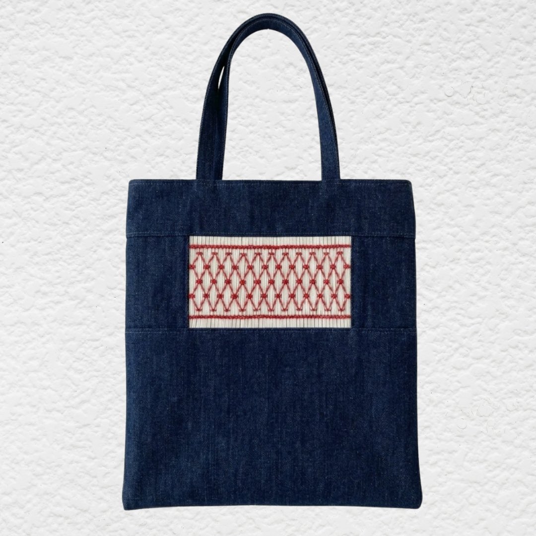 Smocker_Mieko's tweet photo. バッグの形になっているキットを使って刺繍をしてお家で脇を縫ったら完成します https://t.co/izwVrF8ILb