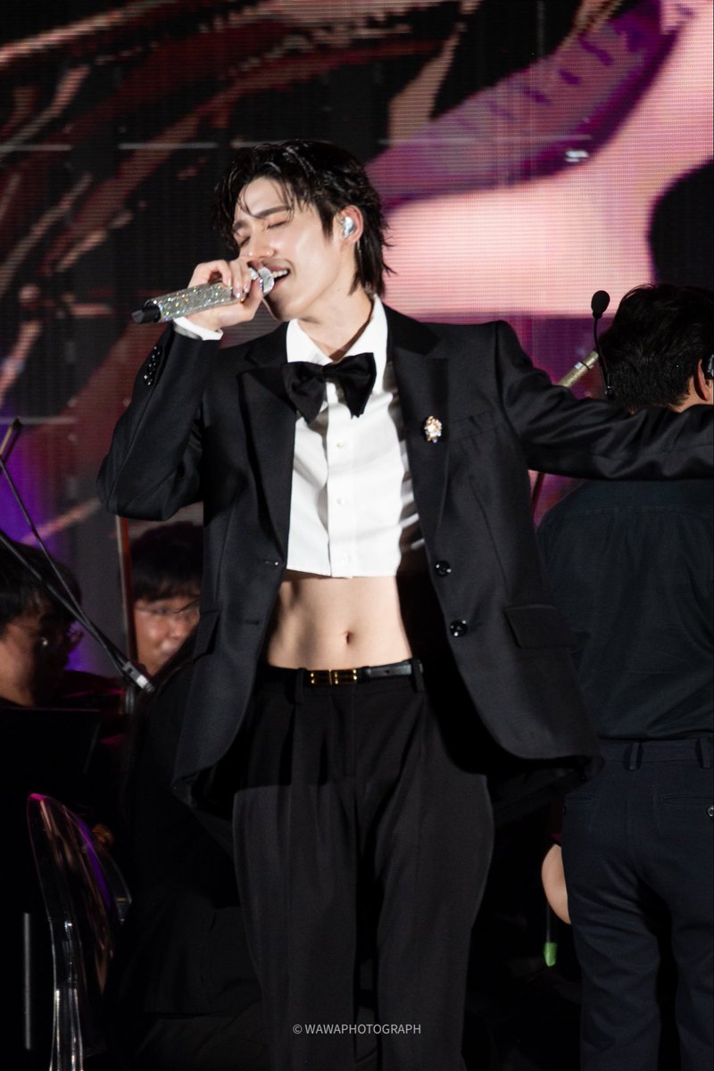 ภาพจำนักร้องชายที่ร้องกะวง orchestra คือการใส่สูท/ทักซิโด้ให้ดูทรงโก้ๆดูคุณชาย แต่พีก้ยังเป็นพี เลือกที่จะฉีก เลือกที่จะ represent ความเป็นตัวเองผ่านการใส่ crop top และ total look จาก women's wear โคตรเริ่ด

#CentralParkxPPKRIT #ppkritt