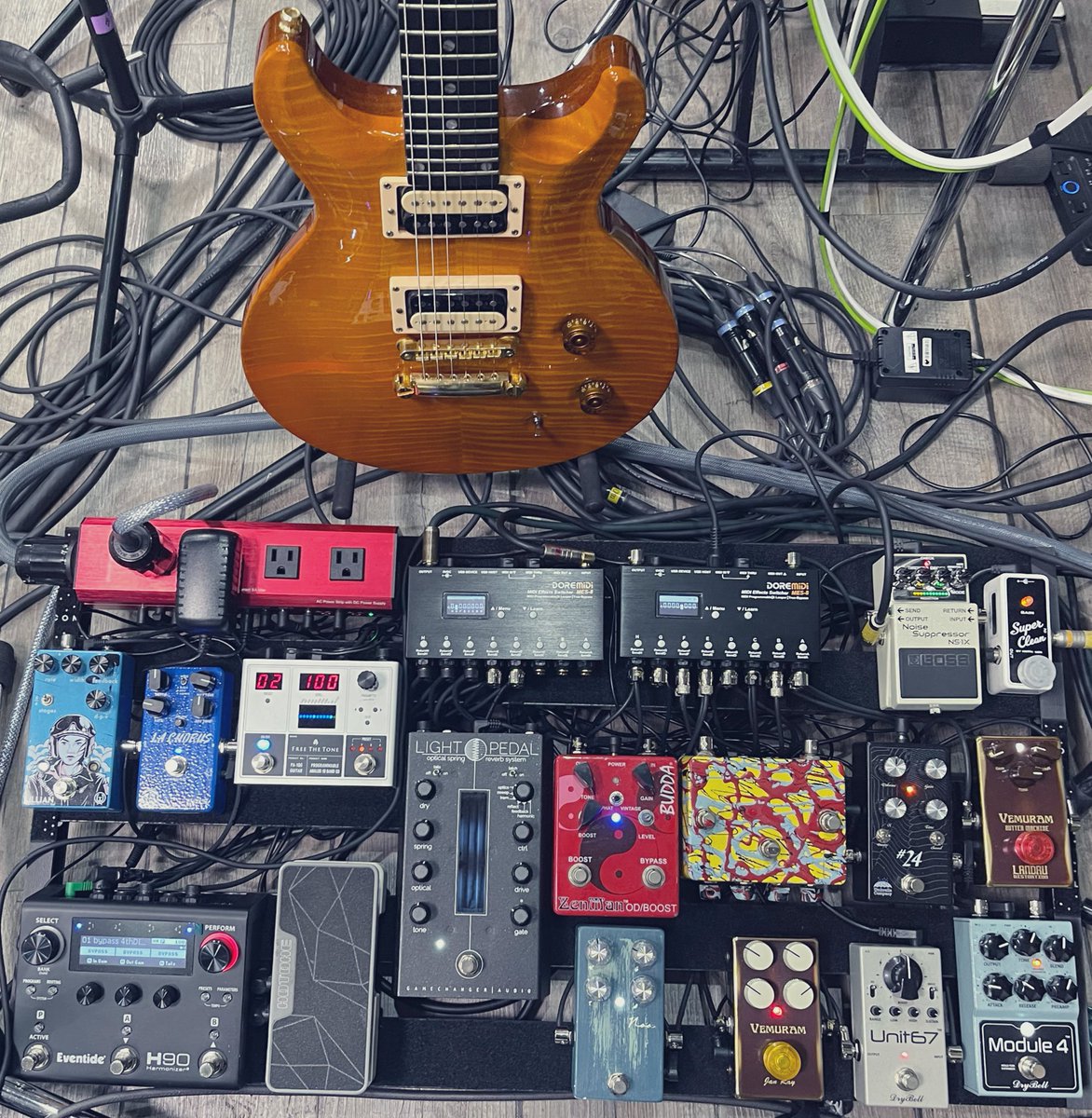 KIRAMEKI FESのリハ2日目🎸

いつもと違うギターも導入しております〜！