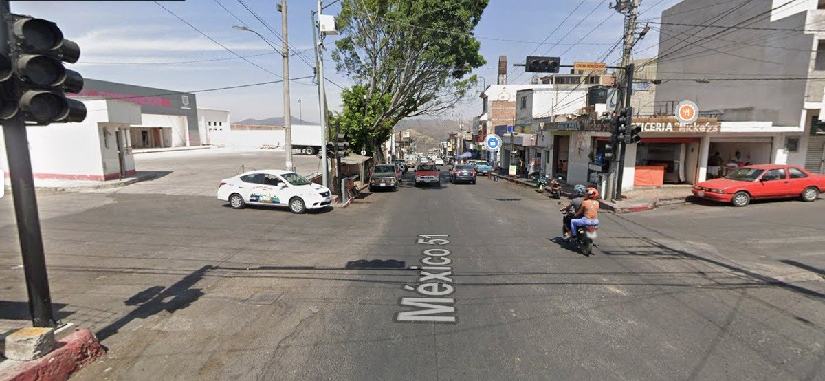 MexicoRetorcido's tweet photo. Reporte ciudadano:

En el centro de convenciones de #Zitacuaro, siempre se encuentra un taxi haciendo guardia, para pasarle los reportes a los mugrosos cobardes de la maña, traen un celular en especial, para poder reportar los movimientos de las autoridades
@Furia_Tinta https://t.co/PJKAtN19qQ