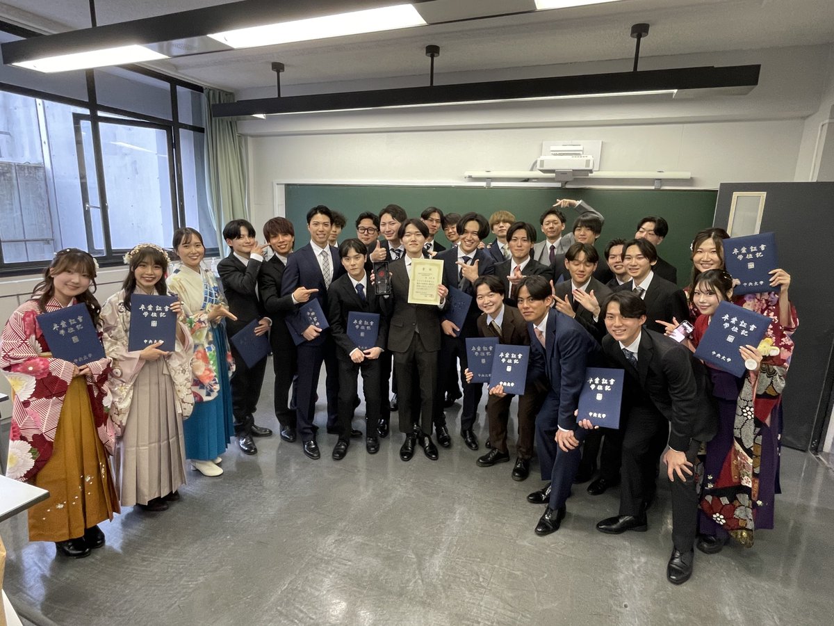 WadaZemiii's tweet photo. 第22期　和田ゼミ卒業🎓㊗️

今年は、森君が演習論文の学部長賞を受賞しました👏おめでとうございます

4年次に使った7311教室で最後の授業😭

和田からの訓示を受けて、皆、社会に飛び立って行きます。

力はついたはず。自分を信じて、偉くなれ👍 https://t.co/VCGD34Sfm8