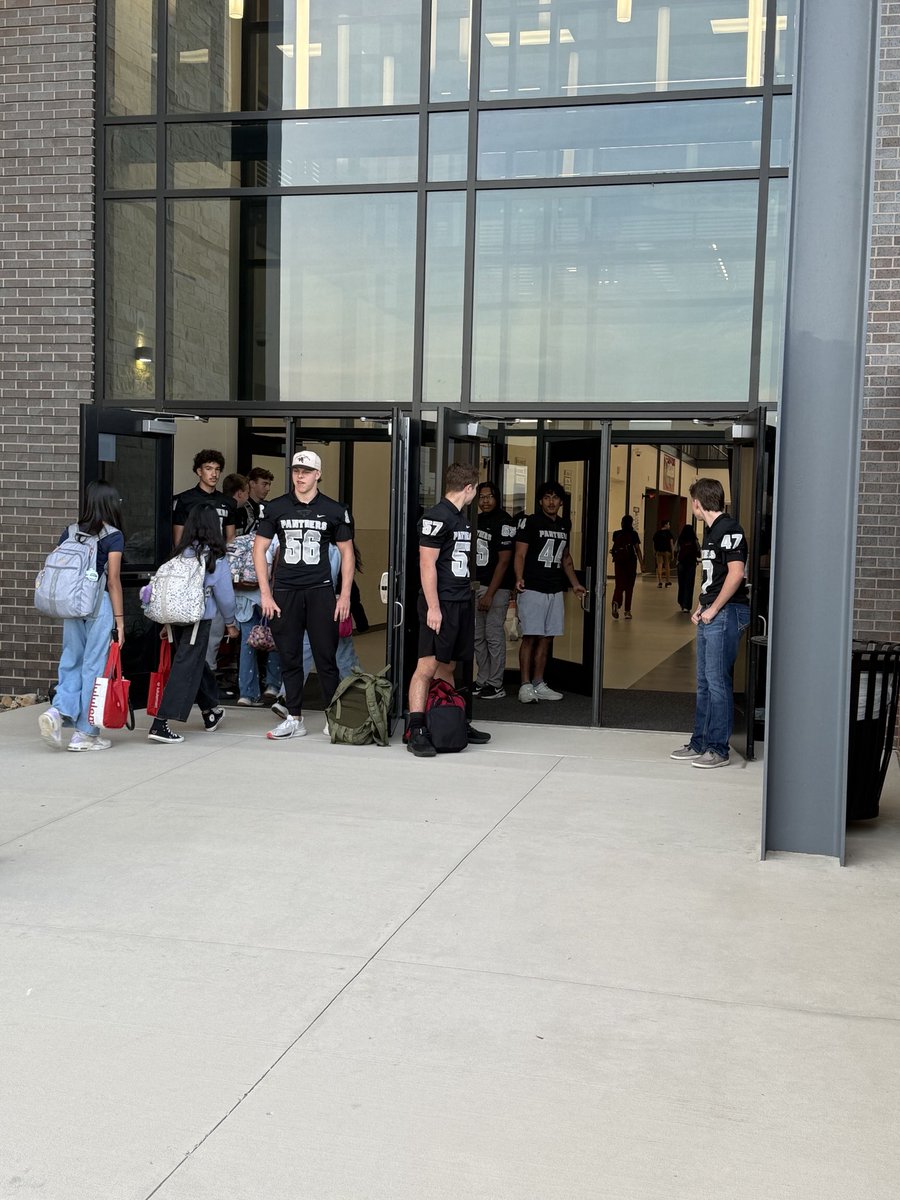 VincentVer42459's tweet photo. Team PWA matching and helping out at Wilkinson middle school @dezlewis13 @Caleb_Oden8 @clintsurratt @PCHSfriscoFB https://t.co/mk6iRiuOS3