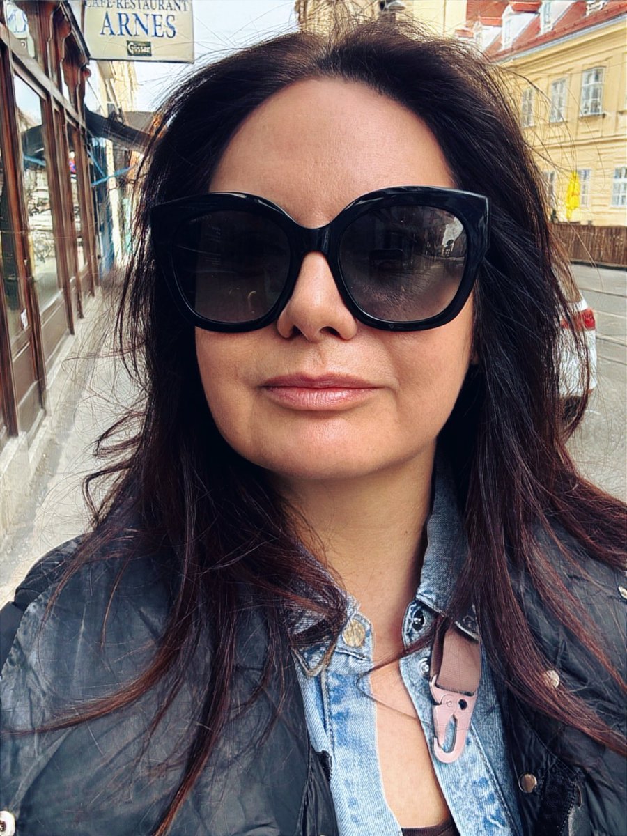 chiaravonfa's tweet image. Ich versuche ein Lächeln für euch, gelingt angesichts der letzten Tage nicht ganz. Danke von Herzen für alle die mich immer wieder unterstützen und mir zeigen dass Twitter mehr is. Gemeinsam schaffen wir vieles. 
Liebe &amp;amp; Courage, Bussi ❤️✊ 💋