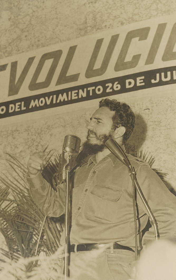 🇨🇺 💚 El 25 de marzo pero de 1961 Fidel preside el acto de homenaje al Periódico Revolución, con motivo de haberse otorgado al mismo el galardón de la Organización Internacional de Periodismo (OIP).