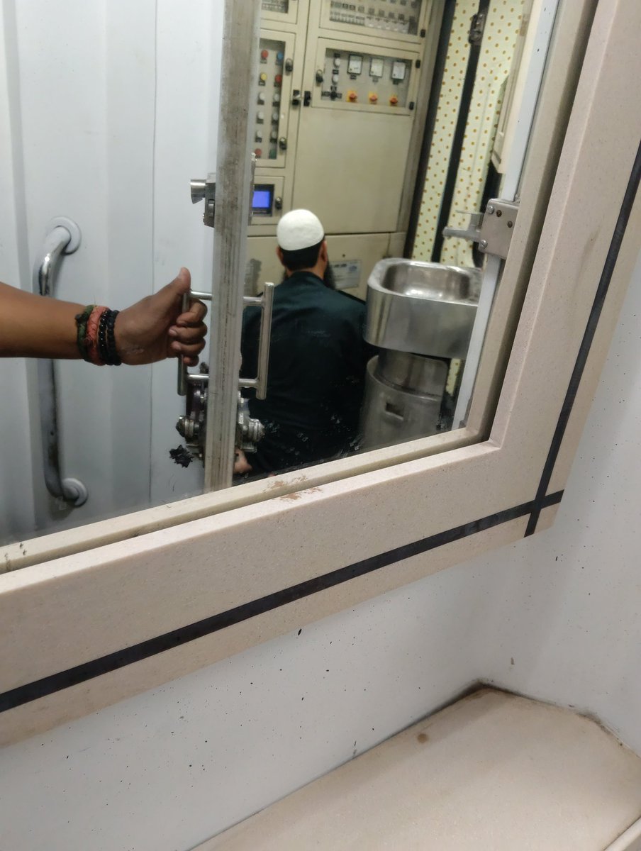 नई दिल्ली से पटना जाने वाली संपूर्ण क्रांति एक्सप्रेस में सार्वजनिक स्थान पर इबादत करता शख़्स। Train No. 12394 Coach- B1
क्या ये सही है? क्या रेलवे में इस तरह सार्वजनिक स्थान पर इस तरह की गतिविधि वर्जित नहीं होनी चाहिए?

<a href="/Baliyan_x/">Baliyan</a> <a href="/ajeetbharti/">Ajeet Bharti</a> <a href="/iSinghApurva/">Apurva Singh</a>  <a href="/RailwayNorthern/">Northern Railway</a>