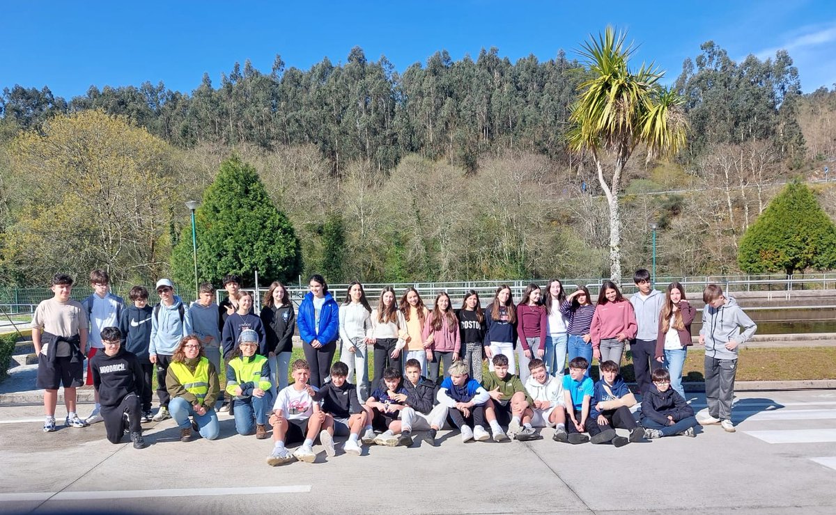 veolia_galicia's tweet photo. O alumnado do IES Eduardo Pondal visitou a ETAP do Tambre e a EDAR de Aríns no @pazoderaxoi, dentro da semana de actividades polo #DíaMundialdaAuga. Unha xornada para coñecer de preto o ciclo da auga e a importancia da súa xestión sostible 💧🌍 https://t.co/vQzQVE2pvc