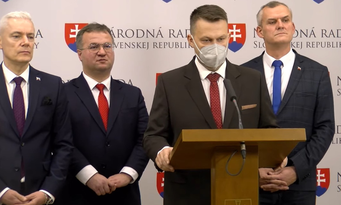 AntiHoaxer tweet media