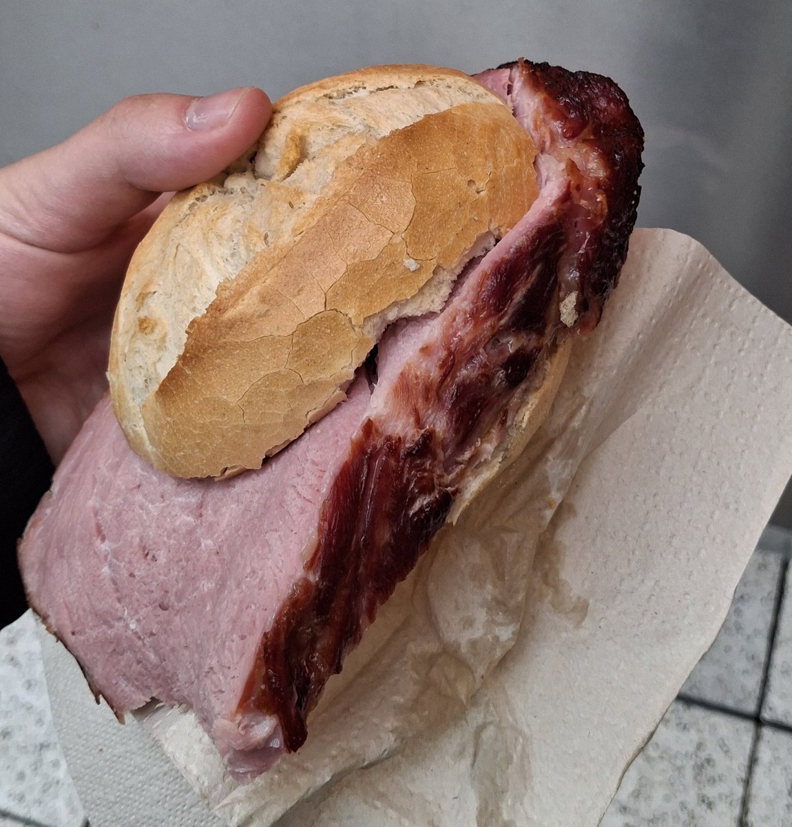 Nach diesem Schock musste ich mir bei Globus ein Kasslerbrötchen holen