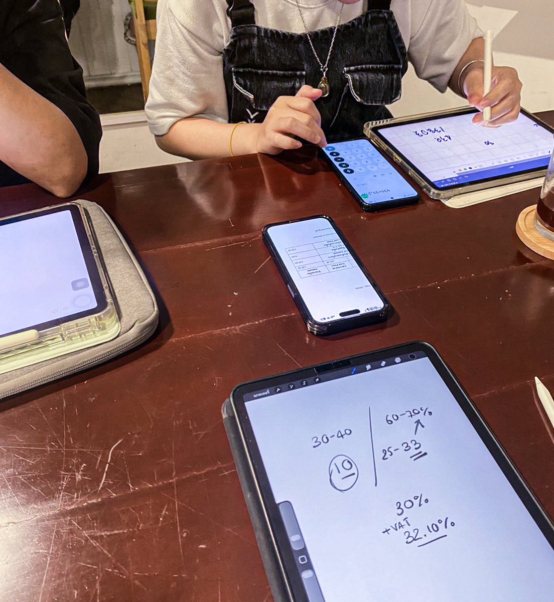 พนง.ใหม่: “ทำไมร้านอาหารแถวบ้าน หน้าร้านกับเดลิ ปริมาณต่างกันมาก” 

ผม : “เพราะเดลิหัก 30% vat อีก 7% = 32.10% ถือว่าเยอะมากๆสำหรับต้นทุนอาหาร เค้าเลยลดปริมาณลง  แต่ร้านพี่ไม่ลดนะ ”

บาริสต้า (AKA จบบัญชี) : เปิดไอแพค กดเครื่องคิดเลข สอนบัญชีให้ดู 

ทุกคน เริ่มเปิดไอแพด 😂