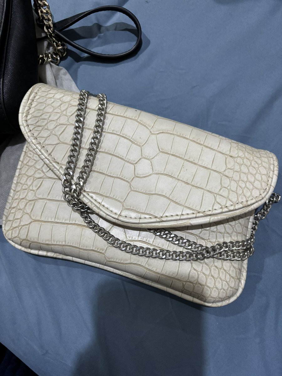 lovegrowswhere's tweet photo. ส่งต่อกระเป๋า kate spade แท้ 100% 
1790.- (ลดได้นิดหน่อย)
สีขาวลายหนัง เราจำไม่ได้ว่ายี่ห้ออะไร แต่มีป้ายแท้กด้านใน 200.-
สนใจเพิ่มเติม dm

#ส่งต่อกระเป๋า #กระเป๋ามือสอง #ส่งต่อกระเป๋าkatespade #katespade #ส่งต่อ https://t.co/PPvyoW5L8S