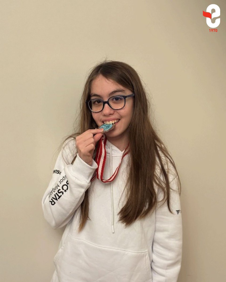 Artistik Yüzmede Türkiye İkinciliği!

Çamlıca Ortaokulu 7-B sınıfı öğrencimiz Deniz DEMİRCİOĞLU, 14–15 Mart 2026 tarihlerinde düzenlenen Artistik Yüzme Türkiye Şampiyonası’nda 12 Yaş Düet kategorisinde Türkiye ikincisi oldu.
Öğrencimizi tebrik ediyor ve başarılarının devamını