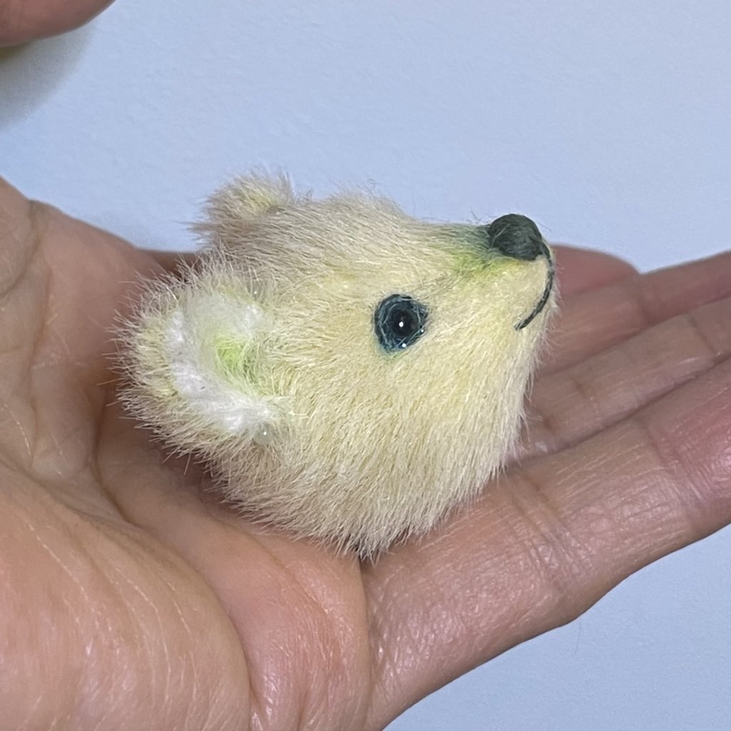 NaokoMarone's tweet image. 次の子のお顔がほぼ出来ました。いい感じっぽい💚
耳は後で位置を修正する可能性があるかもなので仮付け😙
#テディベア
#teddybear
#春色のテディベア 
#春