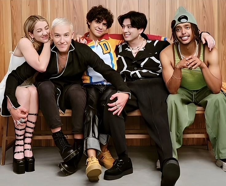 eli .• tweet media