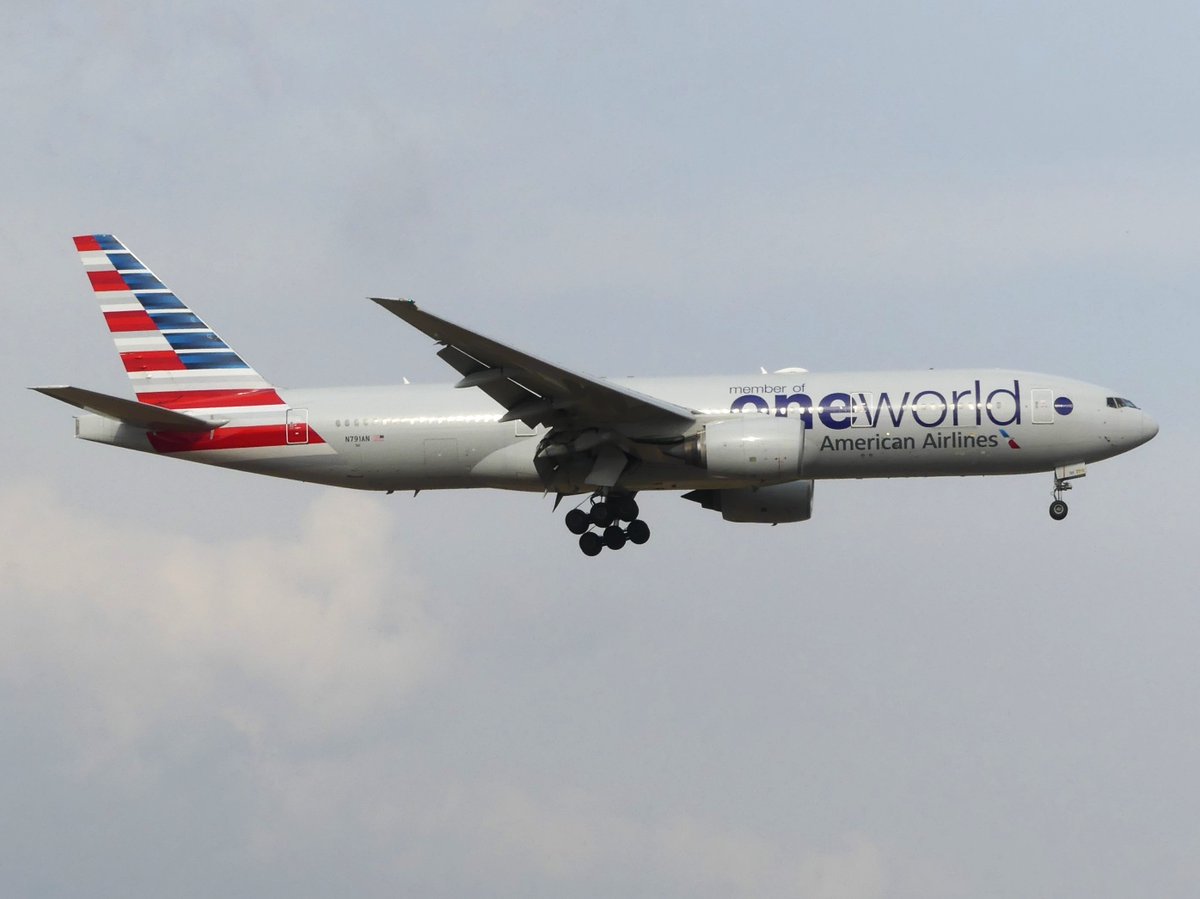 ten_koji1103's tweet image. 2026/3/22成田国際空港外周にて　16L下り
AAのトリプルセブン
AAのトリプルセブンOneworld Liveryは約1年ぶりの撮影になります。
アメリカン航空　B777-200ER（N791AN）
Oneworld Livery
American Airlines
#B777
#AmericanAirlines
#Oneworld