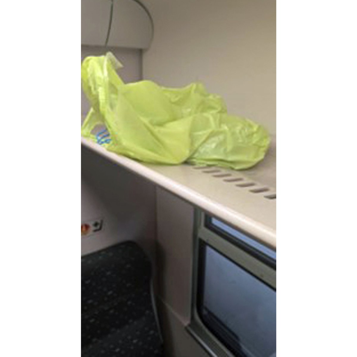 policefederale's tweet image. #recherche - Qui a des informations sur le colis suspect abandonné dans le train Charleroi-Anvers le 23/03/2026 ?  tinyurl.com/awbpykba