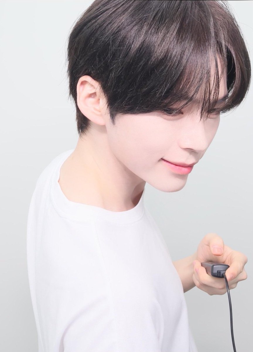 확신의 겨울 쿨톤 한빈이 모든색이 잘 어울리지만 흰색이 젤 잘 어울리긴해 🤍 #성한빈