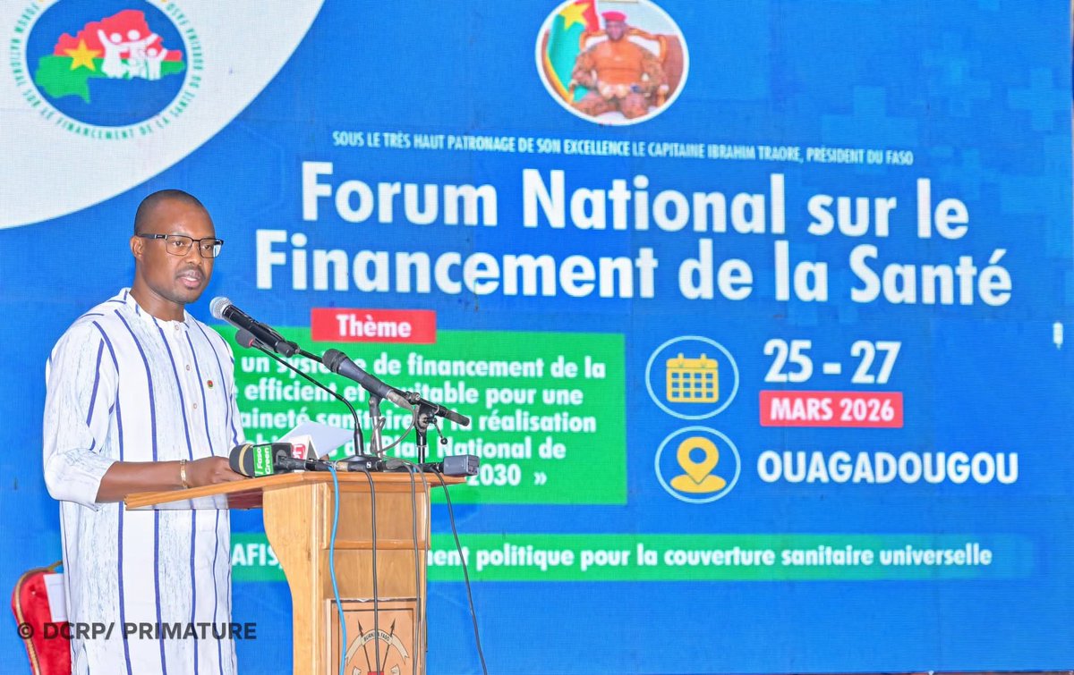 rafayaporgo's tweet photo. #AES État du Burkina Faso🇧🇫
#AES_3D🇳🇪🇲🇱🇧🇫
Défense- Diplomatie- Développement 

🛑 𝐒𝐨𝐮𝐯𝐞𝐫𝐚𝐢𝐧𝐞𝐭𝐞́ 𝐬𝐚𝐧𝐢𝐭𝐚𝐢𝐫𝐞 : 𝐥𝐞 𝐁𝐮𝐫𝐤𝐢𝐧𝐚 𝐅𝐚𝐬𝐨 𝐦𝐢𝐬𝐞 𝐬𝐮𝐫 𝐮𝐧 𝐟𝐢𝐧𝐚𝐧𝐜𝐞𝐦𝐞𝐧𝐭 𝐞𝐧𝐝𝐨𝐠𝐞̀𝐧𝐞

La cérémonie d’ouverture de la première édition du Forum national sur le financement de la santé (FONAFIS) s’est tenue, ce mercredi 25 mars 2026, à Ouagadougou, sous la présidence du Premier ministre, Rimtalba Jean Emmanuel Ouédraogo, représentant le Président du Faso, le Capitaine Ibrahim Traoré. Le forum réunit des acteurs politiques, des experts et des partenaires autour d’une réflexion sur des solutions innovantes et durables en faveur d’un système de santé plus résilient face aux crises et moins dépendant des bailleurs extérieurs.

Placée sous le thème « Bâtir un système de financement de la santé efficient et équitable pour une souveraineté sanitaire et la réalisation des objectifs du Plan national de développement 2026-2030 », cette édition 2026 du FONAFIS se veut une plateforme stratégique de réflexion et de décision. 

Elle marque une étape importante dans la marche vers une souveraineté sanitaire fondée sur un financement endogène durable.

Faisant le point sur la situation du financement de la santé, le Directeur régional de l’OMS pour l’Afrique, Dr Mohamed Janabi, a affirmé qu’« un quart des dépenses de santé dans notre région provient de sources extérieures. 

"Or, ces financements diminuent. Ils deviennent également moins prévisibles et plus fragmentés. Une évaluation de l’OMS montre que 27 pays africains sont fortement vulnérables à ces contractions du financement mondial », a-t-il expliqué.

 Au nom des partenaires, il a formulé le vœu que ce forum débouche sur des conclusions pertinentes en faveur d’un financement endogène du secteur de la santé au Burkina Faso.

Dans son discours d’ouverture, le Chef du Gouvernement a mis en avant le changement de paradigme engagé par le Burkina Faso dans le domaine sanitaire.

« Pendant des décennies, nous avons tendu la main pour des financements et de l’expertise. Ce temps est à jamais révolu, car la souveraineté sanitaire est au cœur du projet de transformation nationale que nous portons. Nous allons désormais fixer nous-mêmes nos priorités en matière de santé pour nos populations. Nous allons financer, sur nos ressources propres, notre système de santé, et produire localement les médicaments essentiels, les équipements et les consommables dont nous avons besoin. Enfin, nous allons former nos propres cadres de santé, en nombre suffisant, avec les compétences adaptées à nos réalités », a-t-il insisté.

Le Premier ministre a salué la tenue de ce forum, soulignant que la santé mérite une attention particulière. 

Ainsi, sous l’impulsion du Président du Faso, le Capitaine Ibrahim Traoré, le budget alloué au ministère en charge de la Santé a progressé pour atteindre 12 %, malgré un contexte sécuritaire et humanitaire difficile. 

Le pays a également engagé plusieurs réformes et entrepris des actions à fort impact, notamment le plan « 1000 x 5 », qui prévoit le recrutement annuel et la formation spécialisée de 1 000 médecins, pharmaciens et chirurgiens-dentistes.

Le Chef du Gouvernement, a par ailleurs, affirmé que la transformation du système de santé se fera avec l’engagement de tous, notamment des partenaires, dont l’accompagnement devra contribuer au renforcement de l’État, à travers un alignement total sur ses priorités.

 Il a indiqué que les conclusions de ce forum permettront de poser les jalons d’un système de santé robuste, fondé sur les ressources endogènes du pays, mais également enrichi par les partages d’expériences avec des partenaires d’Afrique et d’ailleurs.

1/2