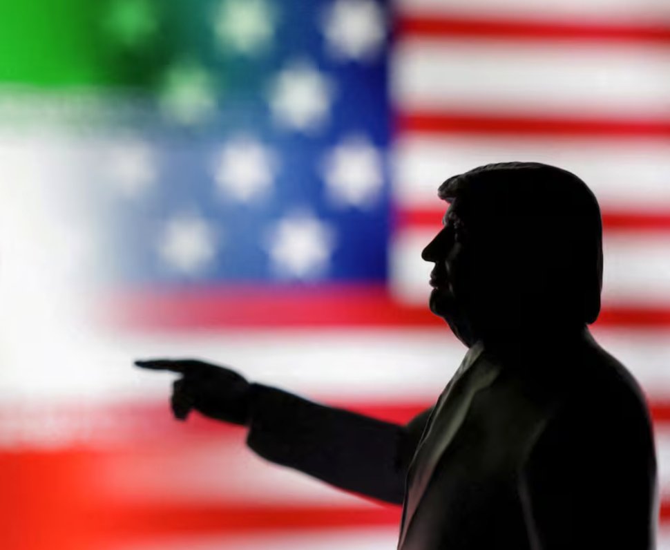 Trump dün "anlaşma yakın" dedi. 

Ama öte tarafta bambaşka olaylar dönüyor.

Aynı gün ABD 1.000 paraşütçüyü Ortadoğu'ya gönderme emri verdi. 

Ve İran ordu sözcüsü devlet televizyonuna çıkıp "kendinizle mi müzakere ediyorsunuz?" diye dalga geçti.

Bu üç şey aynı gün oldu. Bir