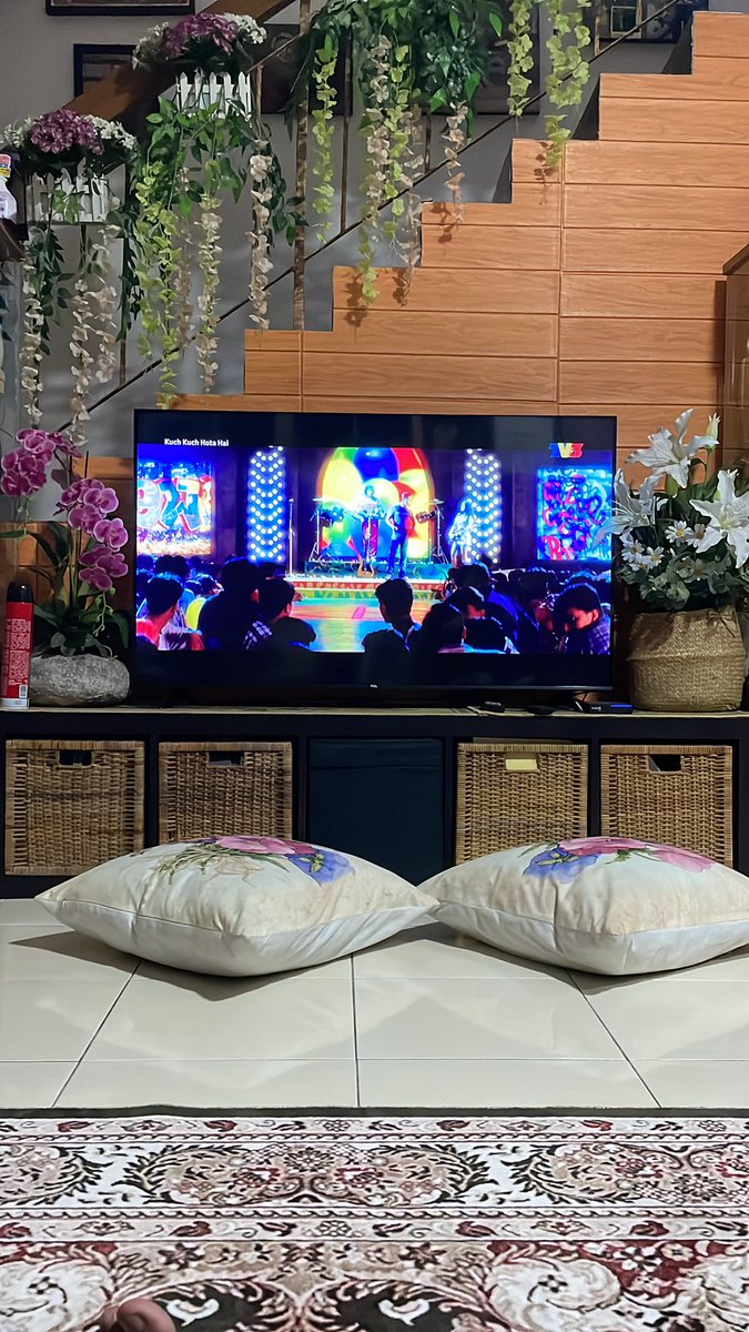 Tak sekarang ni apa masalah tv3? Dari semalam ke hari ni pasang cerita hindustan. Dah terpaksa tengok.