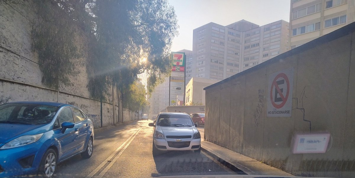 chango_777p's tweet photo. Nuevamente, Por favor @OVIALCDMX @SSPCMexico @SSC_CDMX @LopezCasarinJ @AlvaroObregonMx solicitamos apoyo para venir a multar y mover este vehículo, diario es lo mismo, no tiene placas 
Toltecas 166 entrada A de parques San Antonio, col. Carola. Ya es una burla lo que hace. https://t.co/SCh2KTEGHw